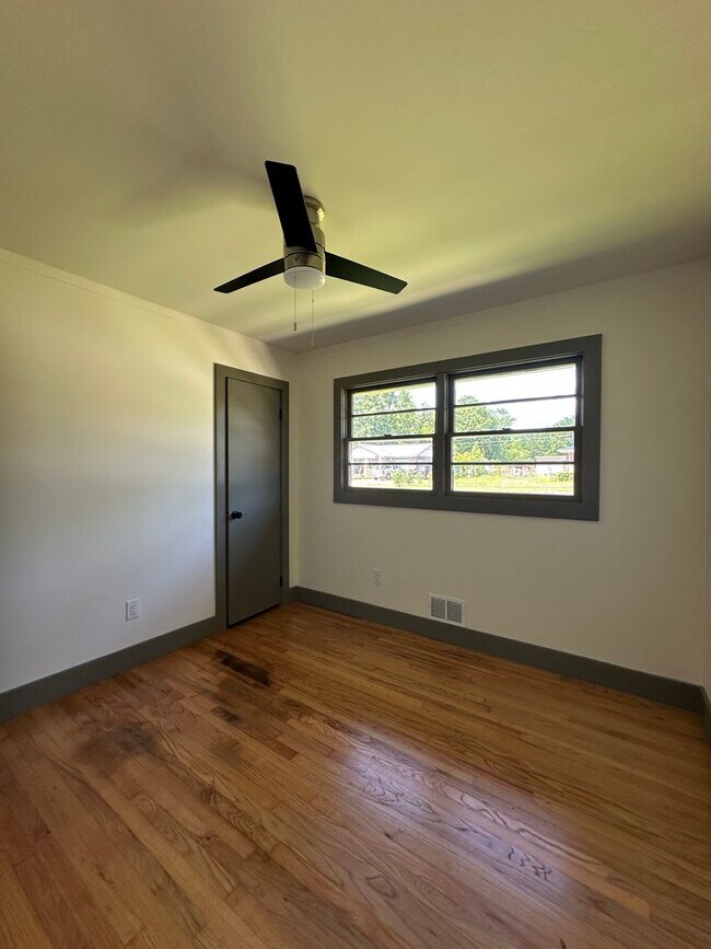 Building Photo - Updated 3 Bedroom House on the Eastside