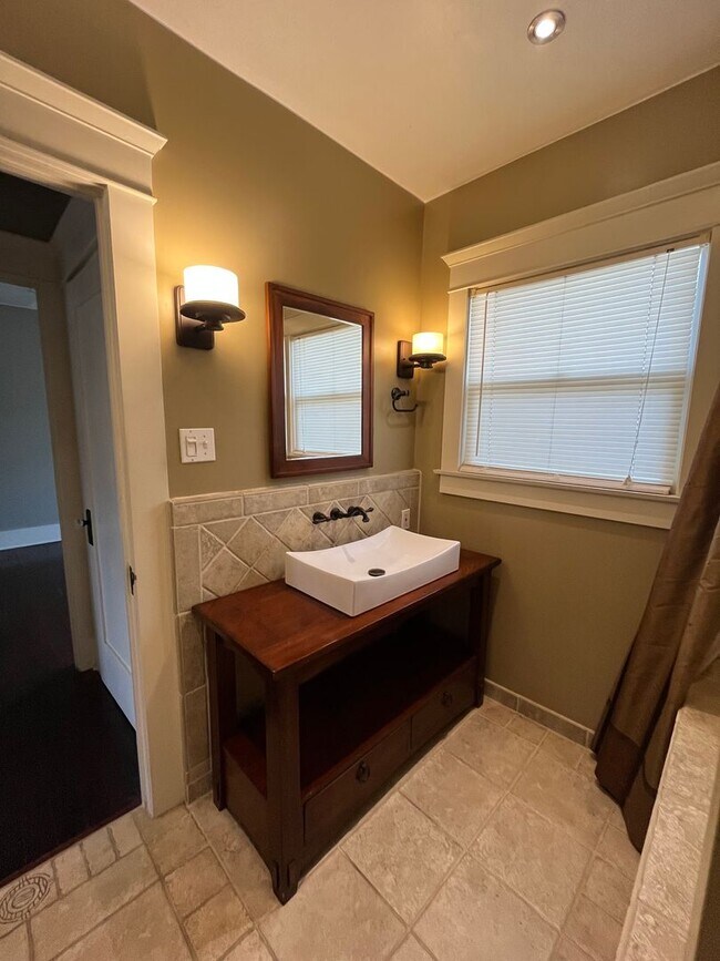 Building Photo - House: 2 Bedroom with Den , 2 Bath and pri...