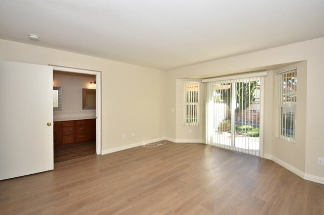 Building Photo - Updated 2Bed, 2Bath Home in Vista!