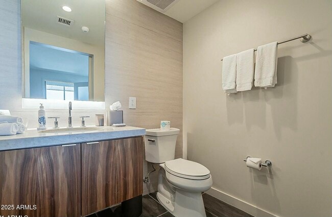 Building Photo - 5455 E Lincoln Dr