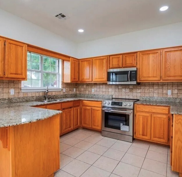 Building Photo - 1470 Forest St