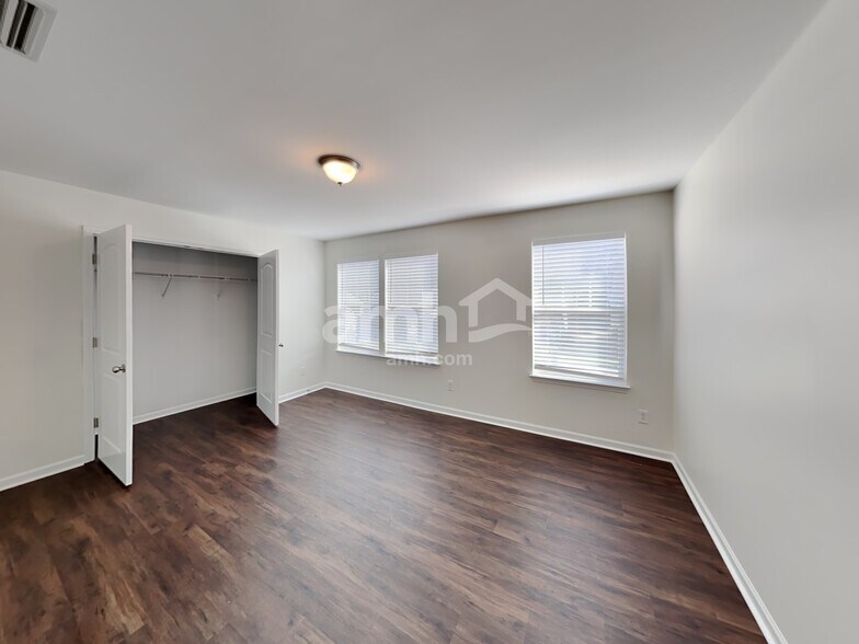 Building Photo - 404 Moses Rhyne Dr