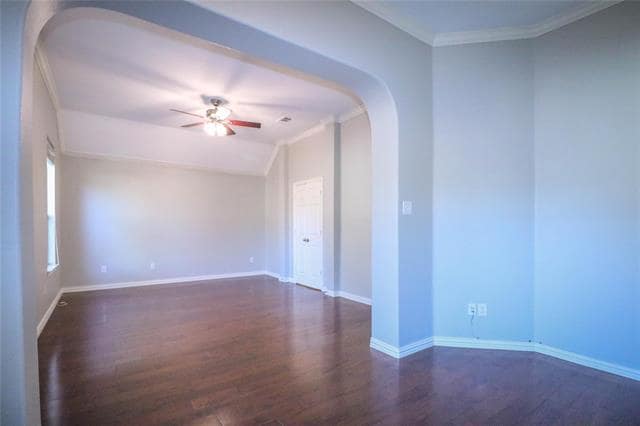 Building Photo - 725 Red Elm Ln