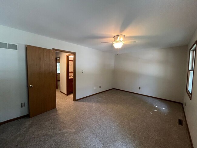 Building Photo - 852 Burr Oak Dr