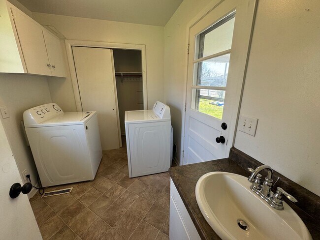 Building Photo - 3 Bedroom Home in Murray