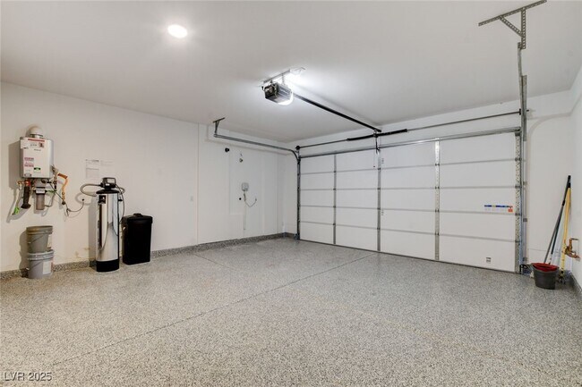 Building Photo - 1305 Azure Jay Ave