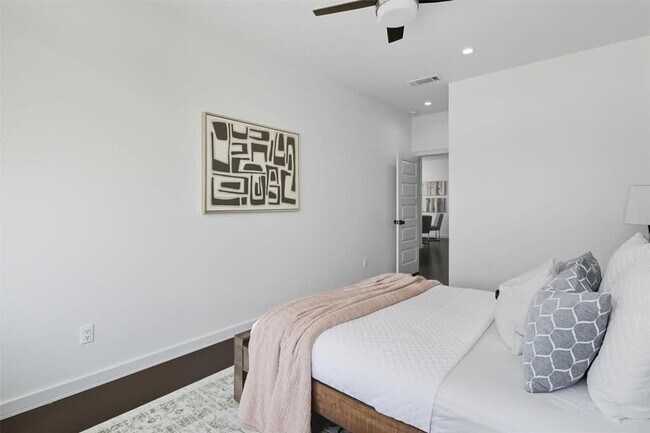 Building Photo - 2909 El Fenice Ln