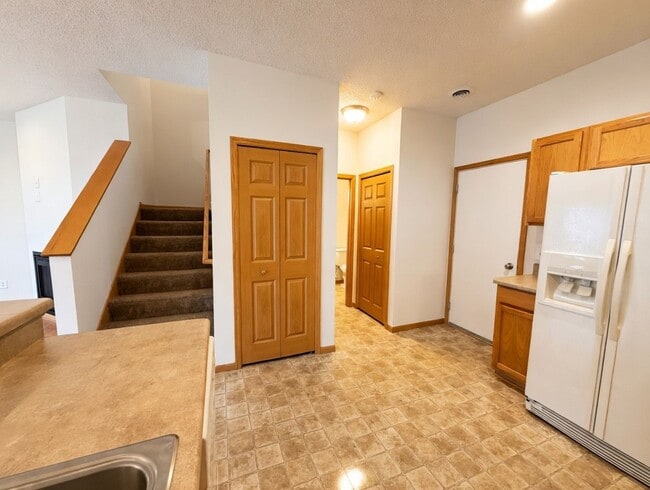 Building Photo - Rare 2bed + Loft Townhome in Maple Grove