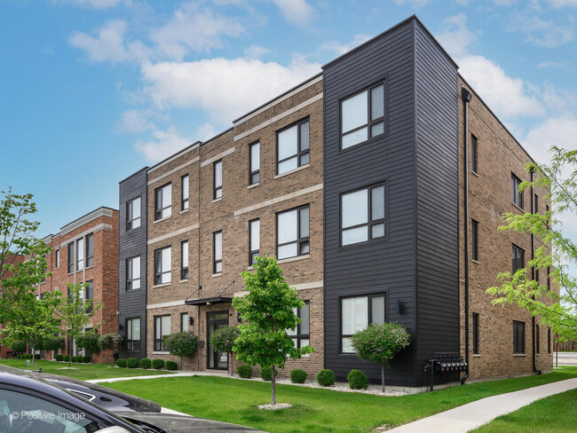 Building Photo - 2150 N Neenah Ave