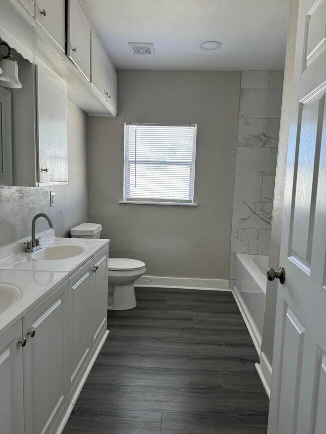 Building Photo - 8708 Lanewood Dr
