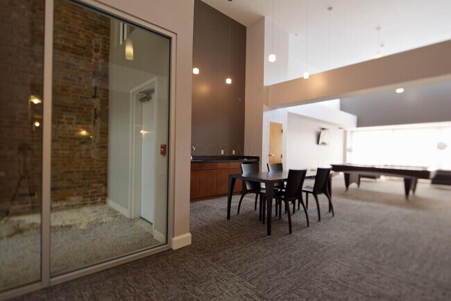 Building Photo - 106 N High St