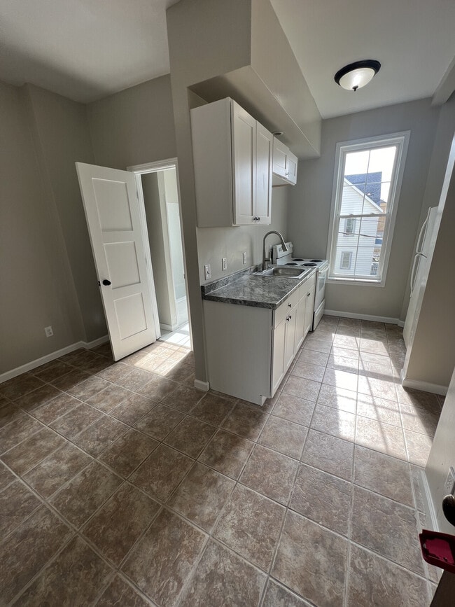 Building Photo - 1020 University Ave