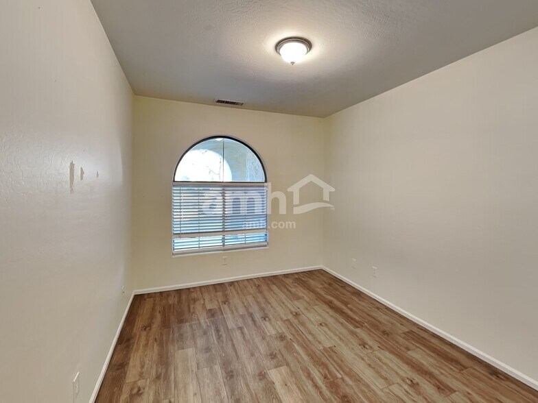 Building Photo - 10363 E Juanita Ave