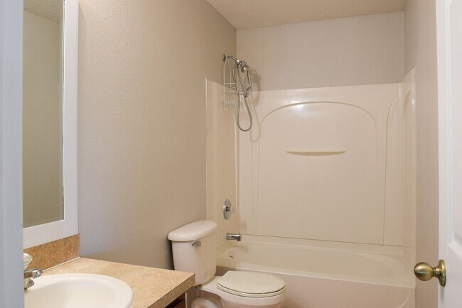 Building Photo - Four Bedroom Home at Waterford Trails in O...