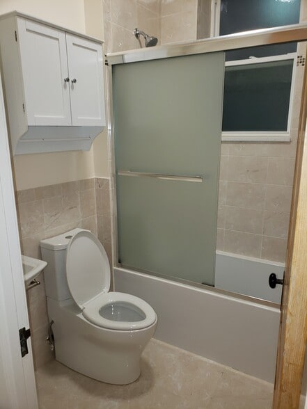 Full bath 2 - 912 W Newport Ave