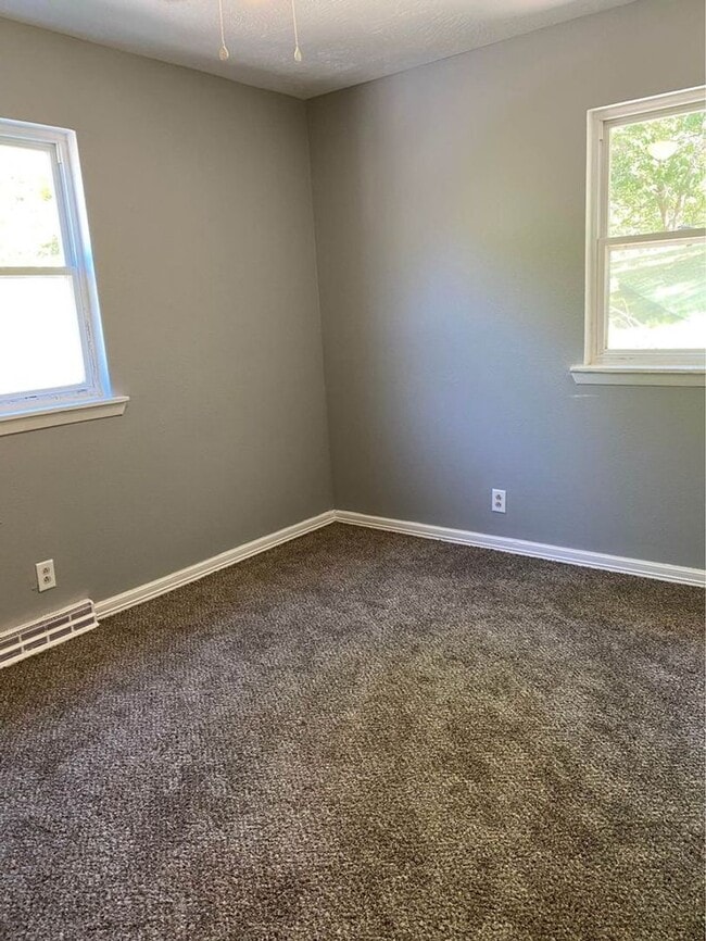 Building Photo - 2 bed/1 bath house for rent