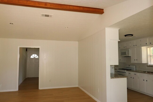 Building Photo - 109 Halo Dr