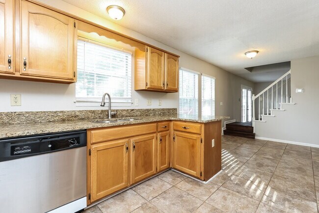 Building Photo - 495 Forest Ridge Dr