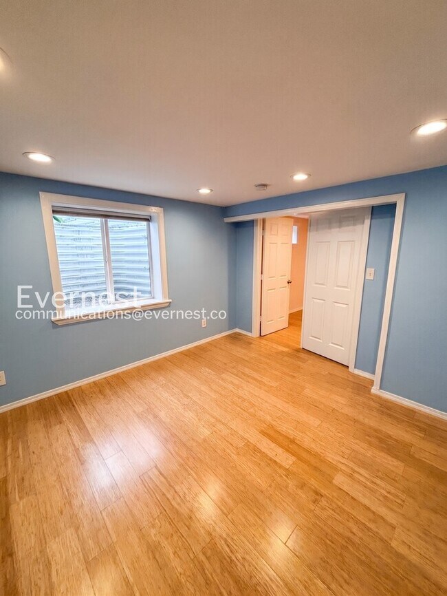 Building Photo - 4bed/2bath single family home in Denver with fenced yard/ Available now!