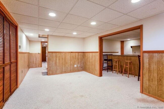 Building Photo - 150 Long Hill Dr