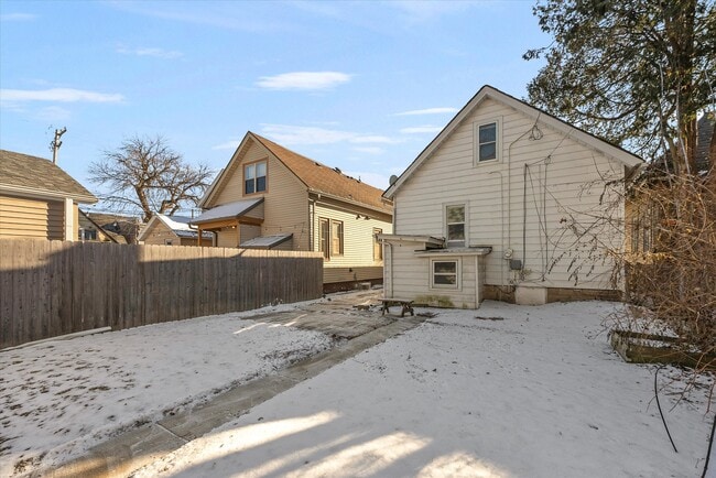 Building Photo - 340 E Clarence St