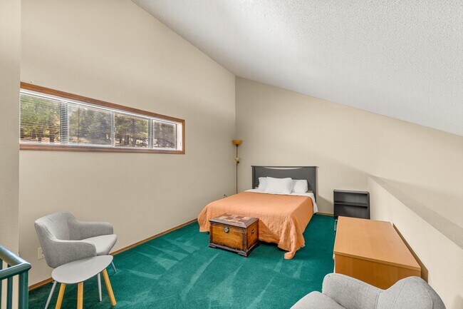 Building Photo - 2600 Valley View Dr