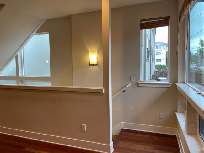 Building Photo - Light and Bright Greenwood Townhouse