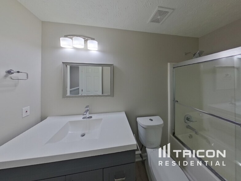 Building Photo - 1631 Royal Ives Dr SE
