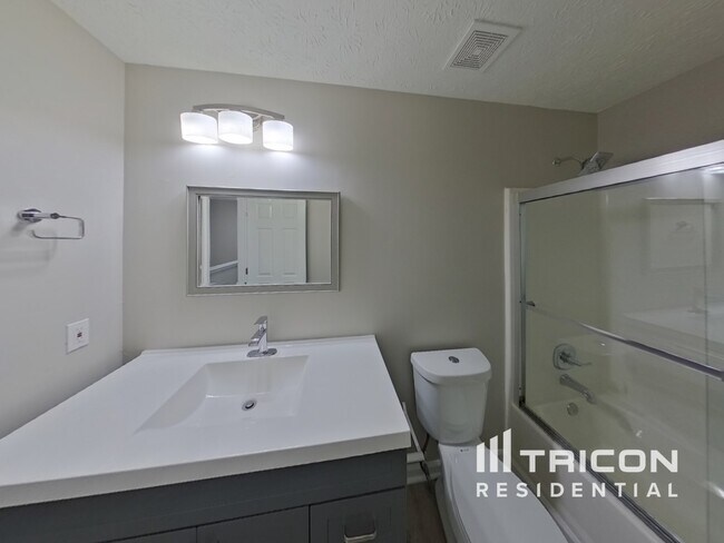 Building Photo - 1631 Royal Ives Dr SE