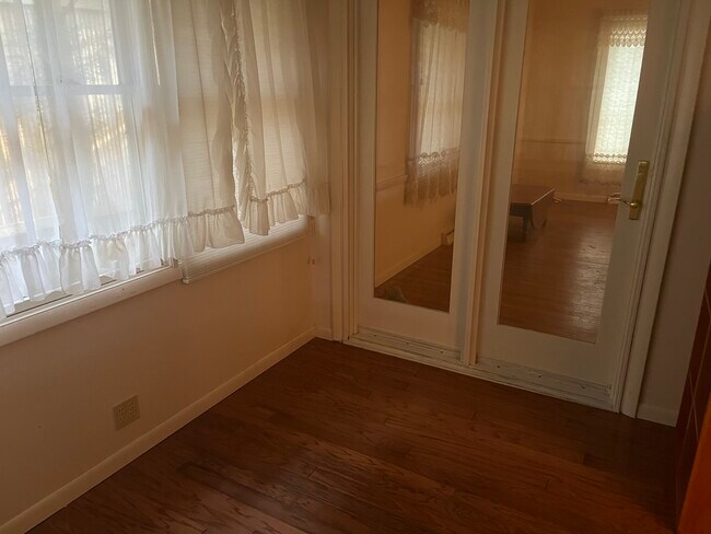 Building Photo - 440 Magowan Ave