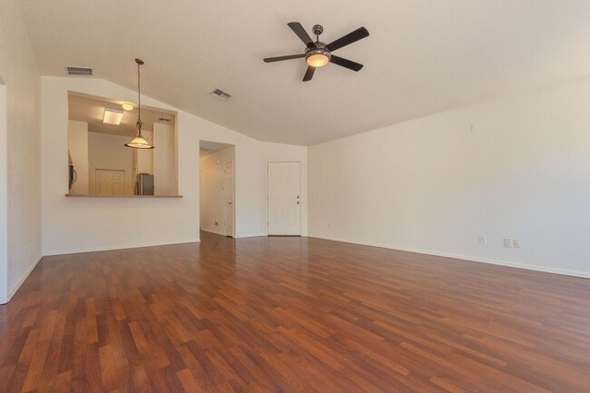 Building Photo - 3 Bedroom 2 Bathroom