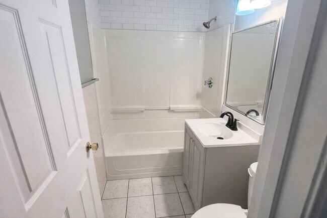 Building Photo - 4 Universal St