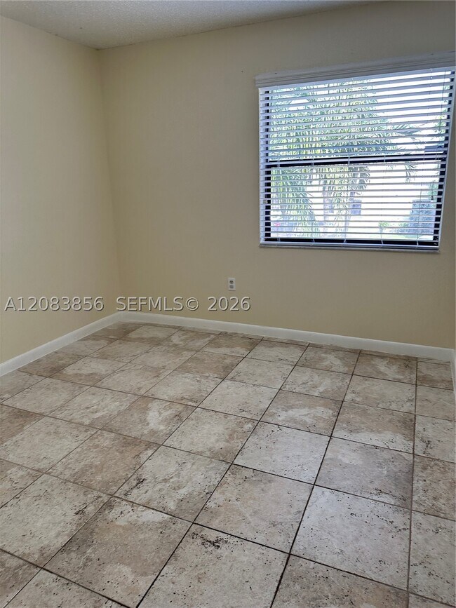 Building Photo - 9435 Fontainebleau Blvd