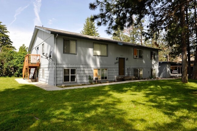 Building Photo - 2 bed 1 bath apartment (4plex building) lower unit