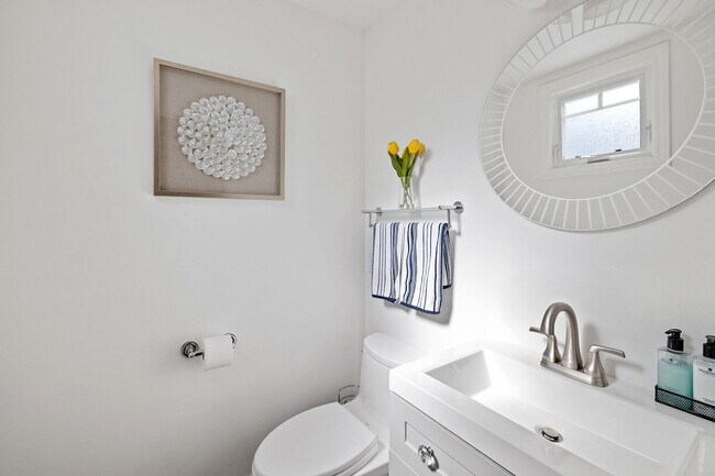 Building Photo - 231 Aviation Pl