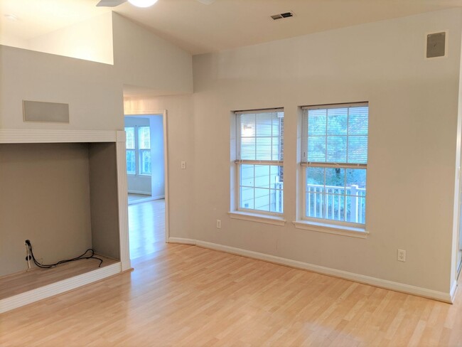 Building Photo - 3rd floor condo in the beautiful Whittier ...