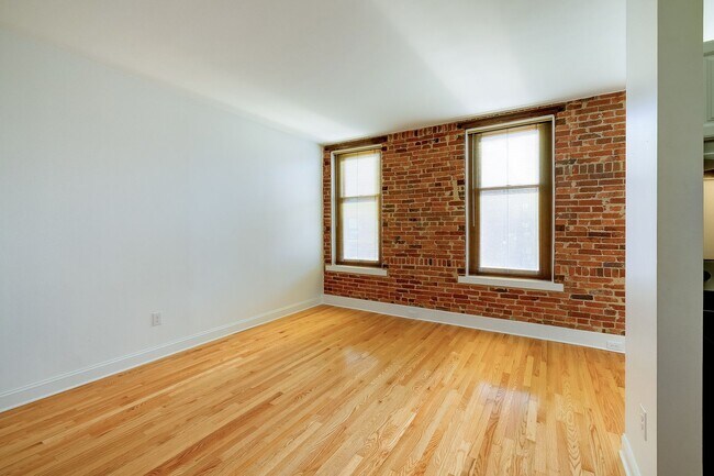 Building Photo - Heart of Dupont Move-in Ready Studio at the Historic Cairo Condominium! Utilities Included!