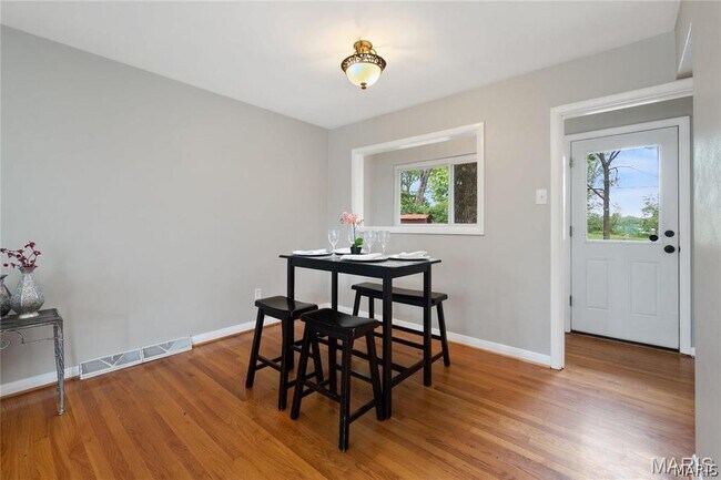 Building Photo - 9731 Twincrest Dr