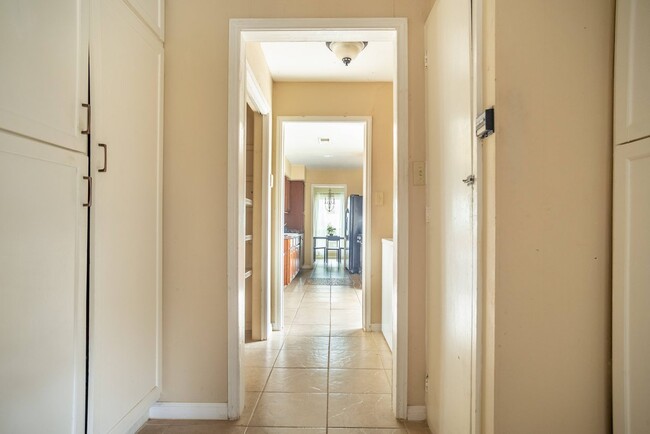 Building Photo - Queen room in 4-bed/2.0-bath Home