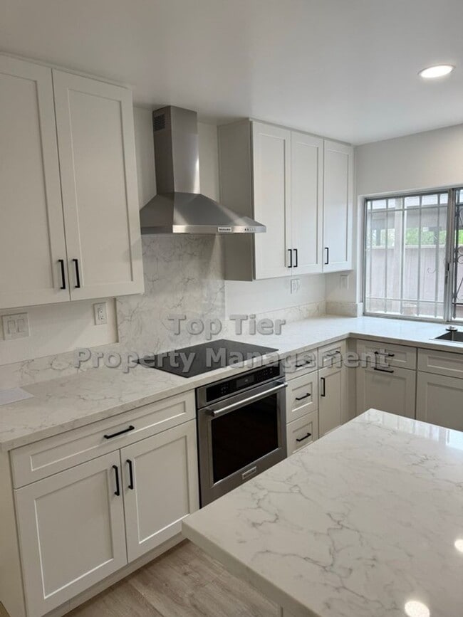 Building Photo - AVAILABLE NOW!! Newly Remodeled UTC/UCSD Condo | Modern Living in the Heart of San Diego