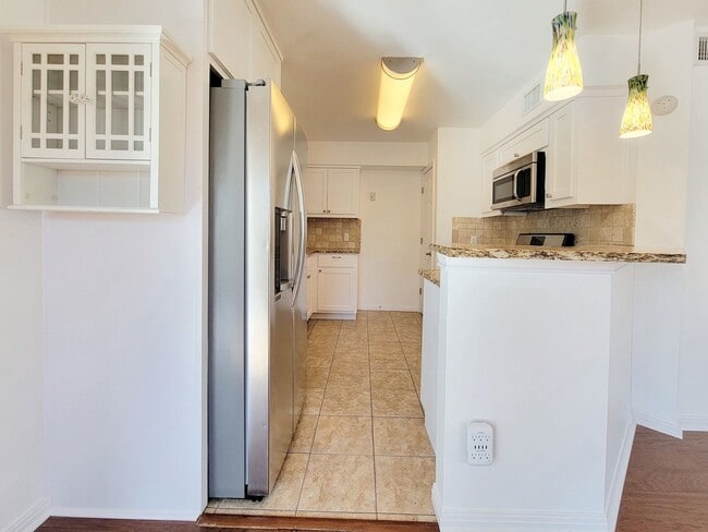 Building Photo - Spacious 4/BR 2.5/BA Two-Story Home with Fireplace & Huge Fenced Yard