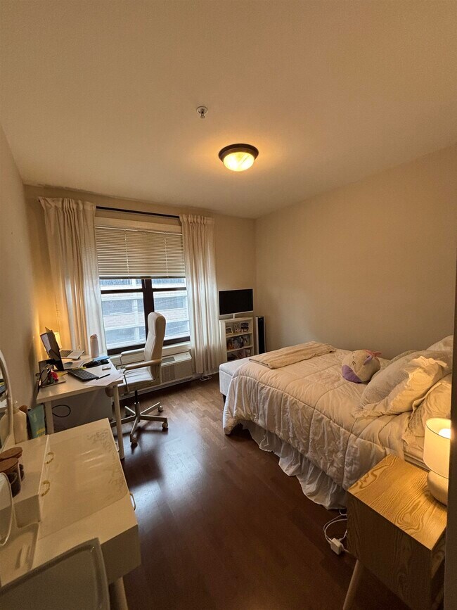 Building Photo - 100 Marshall St