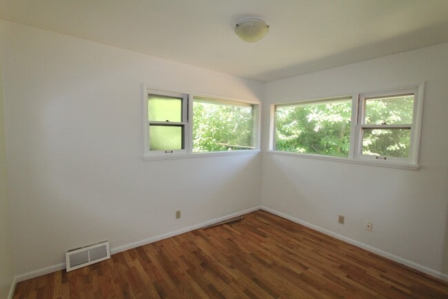 Building Photo - Spacious Wedgewood 3 bed/2 bath with fence...