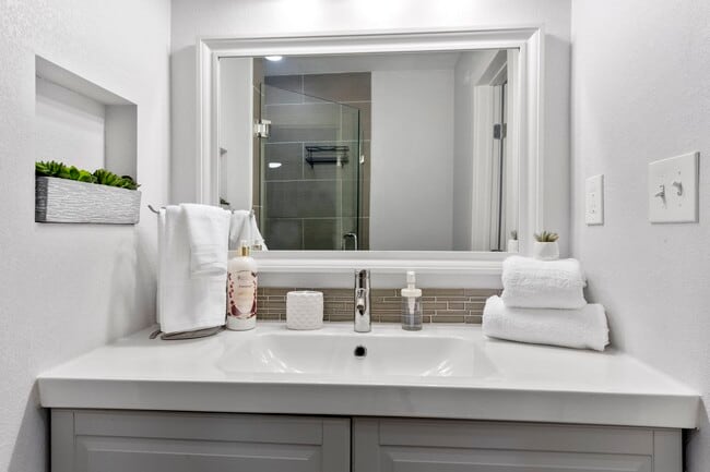 Building Photo - 909 Reinli St