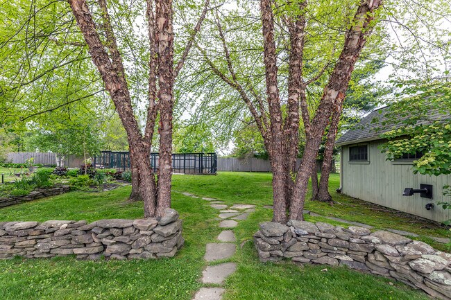 Building Photo - 17 Rhynus Rd