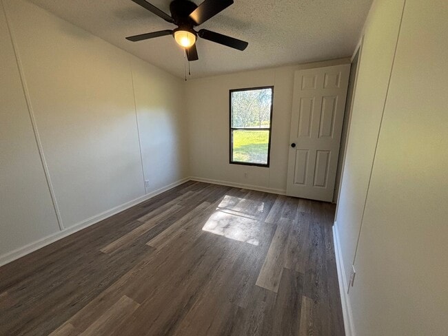 Building Photo - FOR RENT