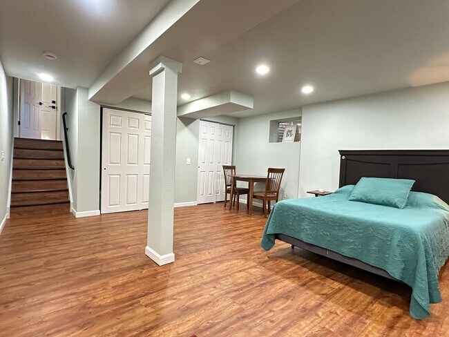 Building Photo - Updated Single-Family Home with Large Back...