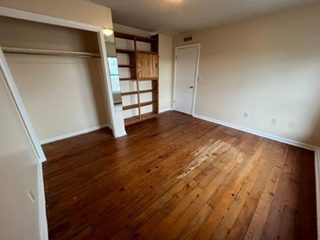 Building Photo - Charming 4 Bedroom 2 bath apartment near d...