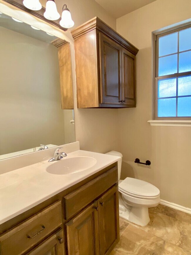 Building Photo - Gorgeous 3 Bed, 2.5 Bath in Surrey Hills