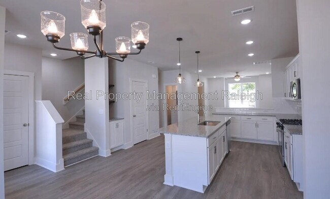 Building Photo - 802 Laurel Gate Dr